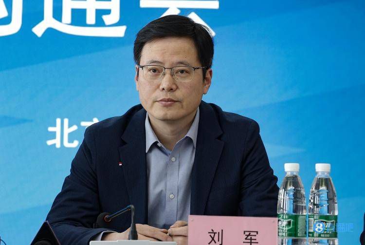 她浑身湿透了，已经着了凉，于是我把她带到卧室尽头的一个小房间，那里烧着火。